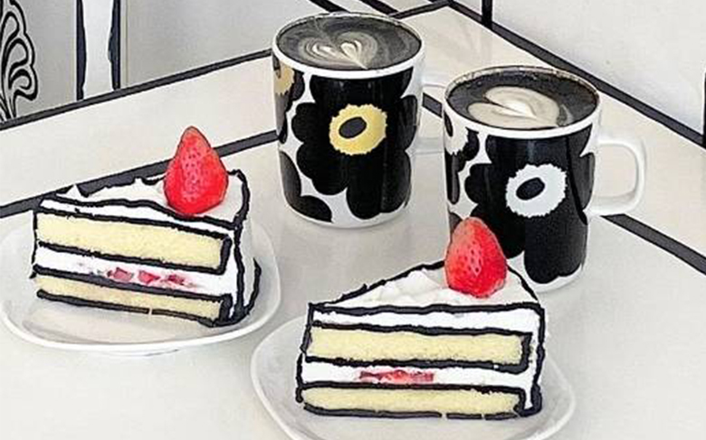 2Dケーキとチャコールラテ