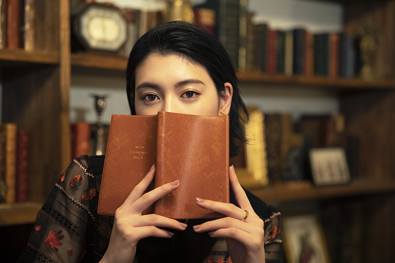 セブンネット読書女子 Interview15 女優 三吉 彩花さん セブンネットショッピング