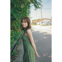 秋元真夏フォトブック『淡淡(あわあわ)』【セブンネット限定特典：B3サイズ ポスター1枚付き（丸めて発送）】