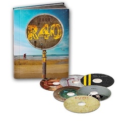 RUSH／R40～ラッシュ40周年記念BLU-RAY6枚組 日本製ハードカバー56P写真集仕様 コレクターズ・エディション 【数量限定生産500セット/日本語字幕付】（Ｂｌｕ－ｒａｙ）
