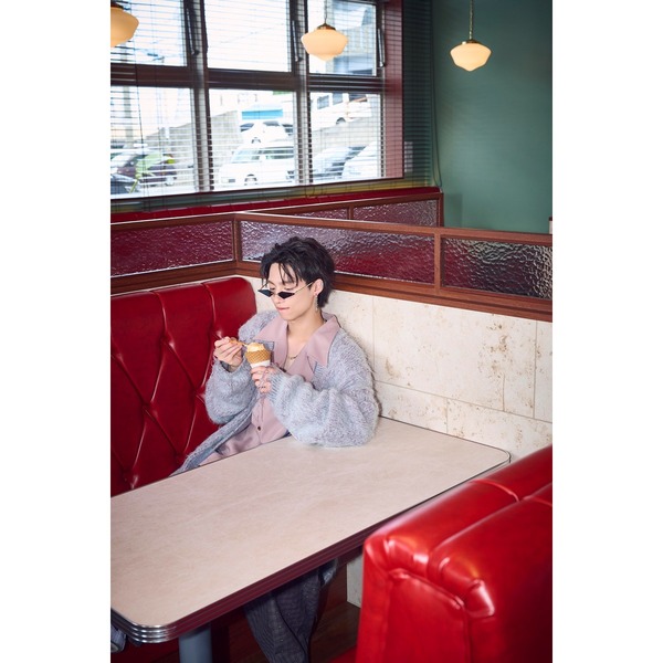 志賀李玖1st写真集（仮）【セブンネット限定特典：ポストカード 1枚