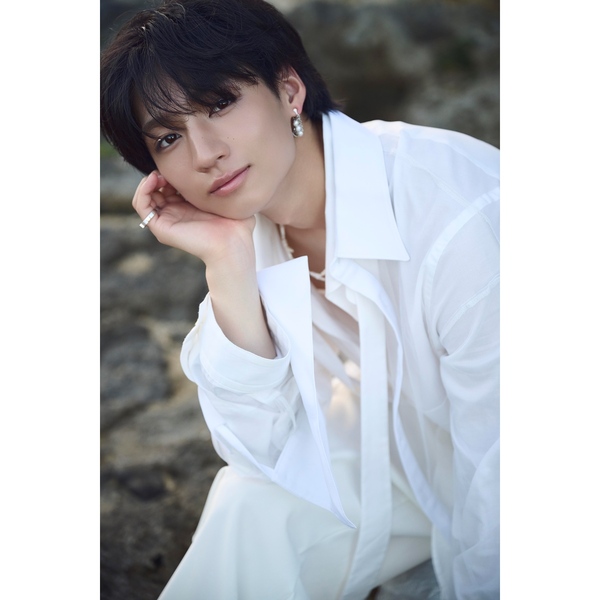 志賀李玖1st写真集（仮）【セブンネット限定特典：ポストカード 1枚