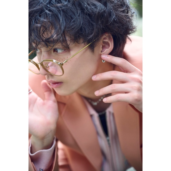 志賀李玖1st写真集（仮）【セブンネット限定特典：ポストカード 1枚