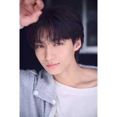 志賀李玖1st写真集（仮）【セブンネット限定特典：ポストカード 1枚付き】