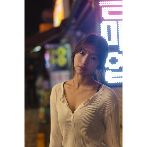 山下エミリー1st写真集「SHY」【セブンネット限定特典：B3サイズ