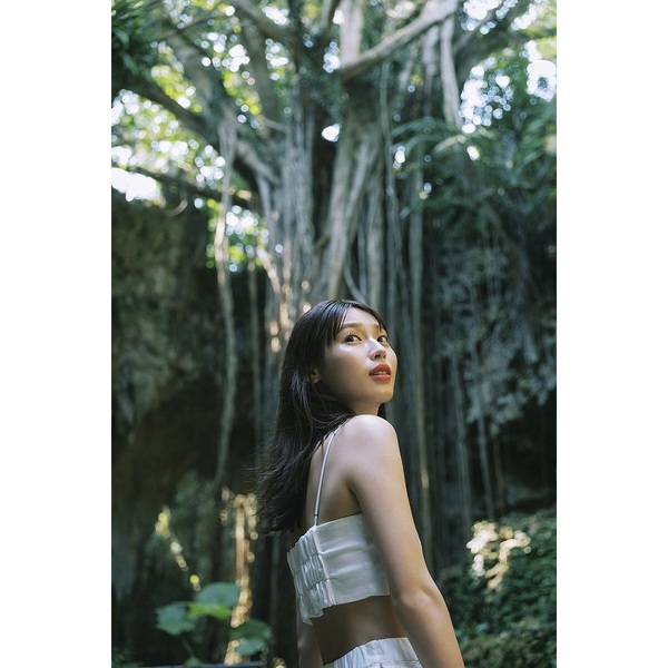 サイン入り写真集とサイン入り名刺 白石聖 写真集 「unveil