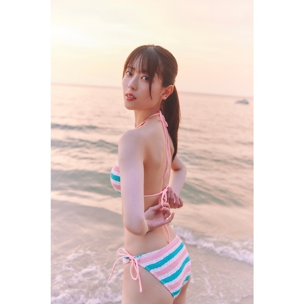 乃木坂46 岩本蓮加 1st写真集「いたずらな風」【通常表紙Ver.】【セブンネット限定特典：B3サイズ ポスター1枚付き（丸めて発送）】  通販｜セブンネットショッピング