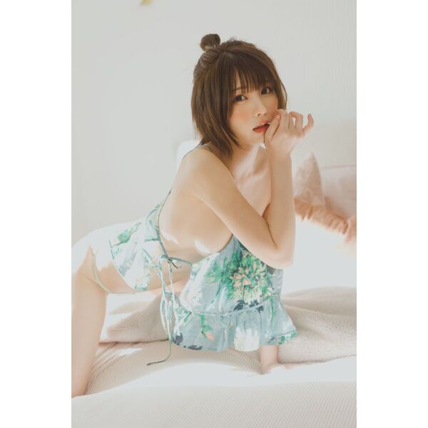 直筆サイン入り えなこ写真集『エピローグ』 えなこ 直筆サイン入り 写真集「エピローグ」 - メルカリ