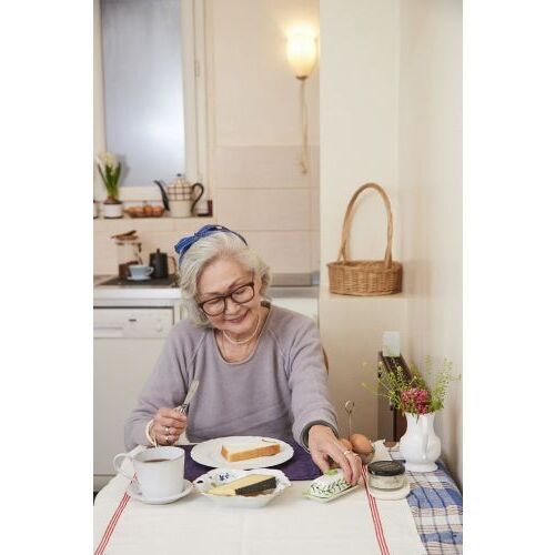 82歳素敵マダムのおしゃれ見本帖 パリ在住50年カフェキツネで働く