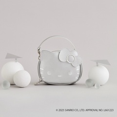 HELLO KITTY × BRILMY リップが縦に収納できる ズボラに優しいミニコスメポーチ BOOK SILVER ver.  SPECIAL PACKAGE（セブン－イレブン／セブンネット限定）